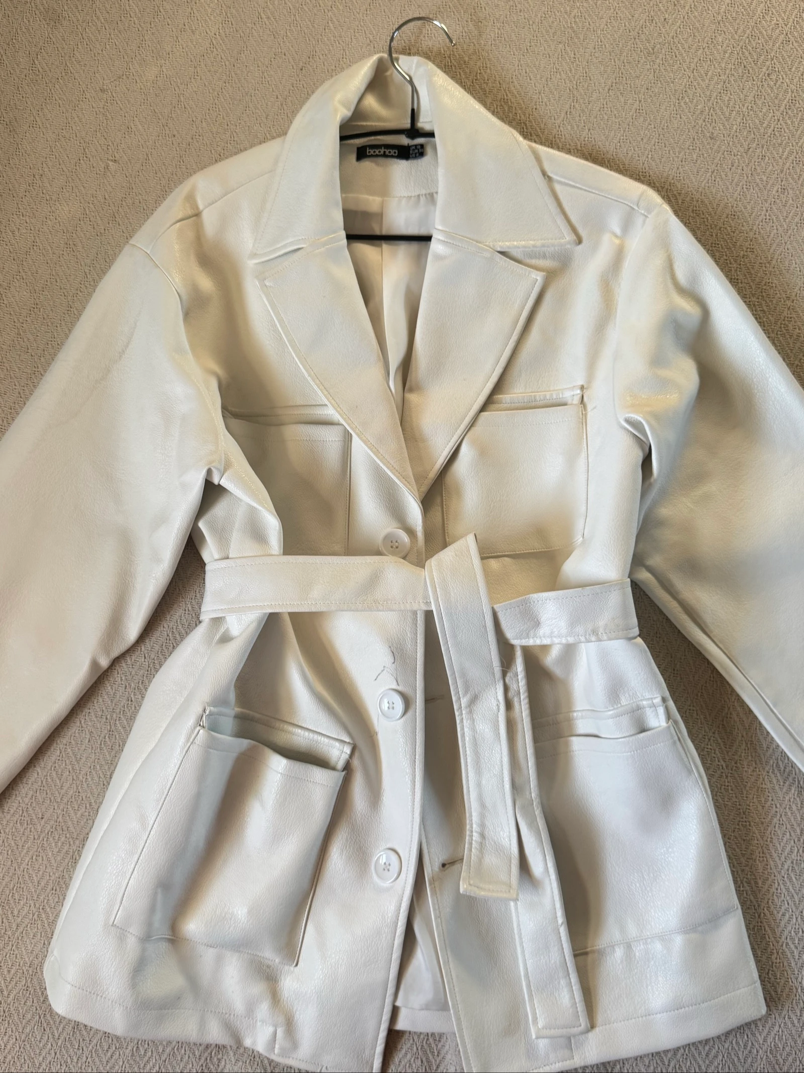 Magnifique veste en simili cuir blanche 